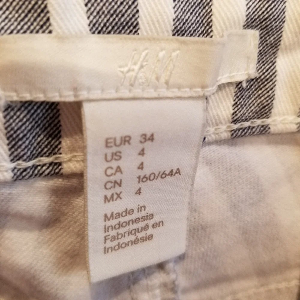 H&M‎ White & Blue High Waisted Striped Shorts Size 4